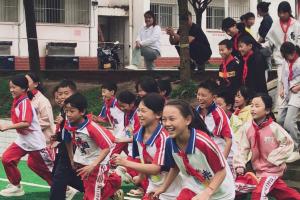 一届世界杯 36片球场：千问网友为乡村孩子“攒”出新场地