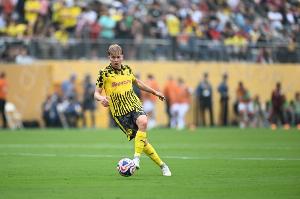记者：阿森纳、利物浦有意引进多特左后卫斯文松