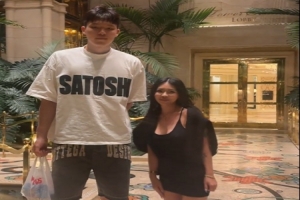 美女博主晒与杨瀚森合影：在其身边我就是个小土豆