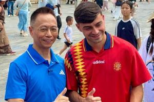 詹俊遇见佩德里：问了他和2010的踢场谁赢，还有以后考虑利物浦么