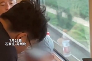 2034杯太原队队医高铁救治八旬旅客，主教练：给小球员们好榜样