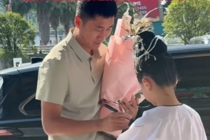 马宁现身“村超”解说席观赛：感受到了热情，这是最纯粹的足球
